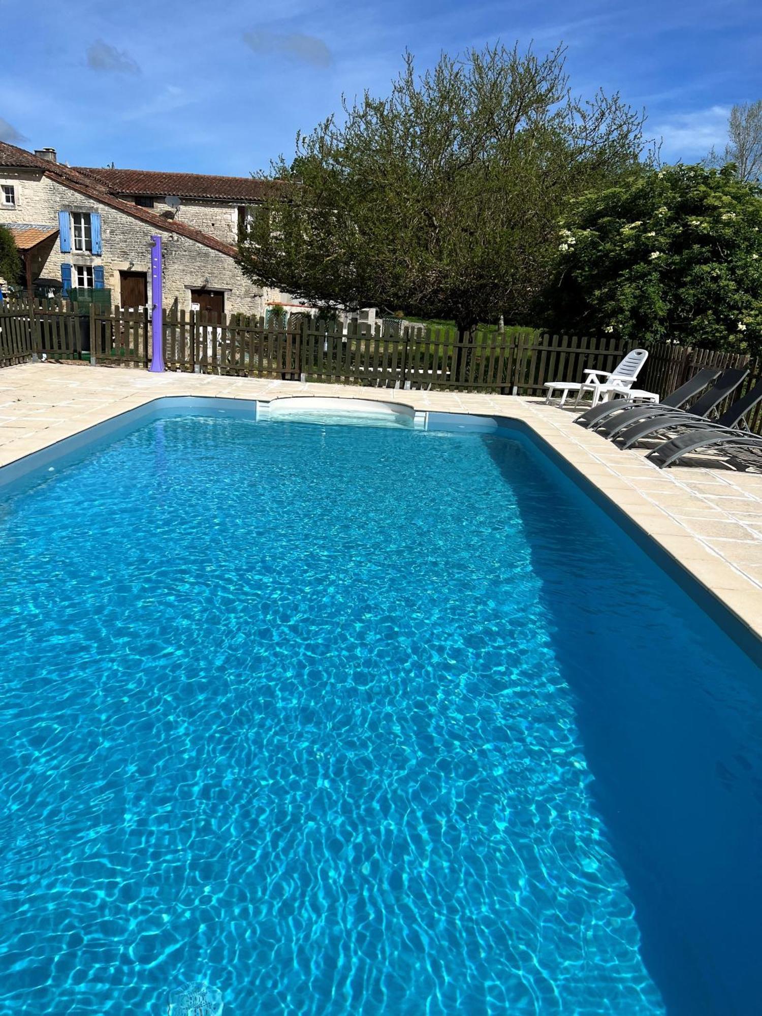 Bed and Breakfast Le Petit Bijou Saint-Fraigne Екстер'єр фото