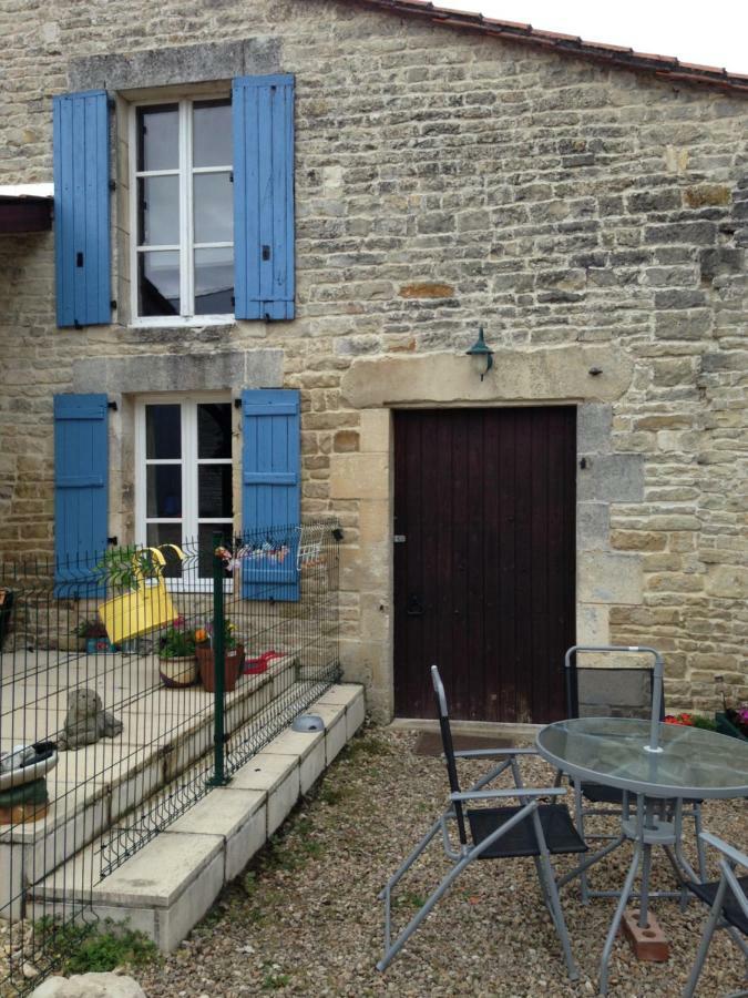 Bed and Breakfast Le Petit Bijou Saint-Fraigne Екстер'єр фото